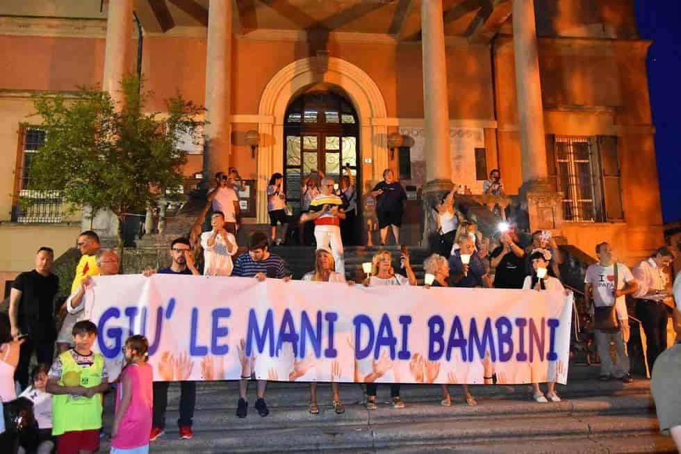 Caso Bibbiano - illeciti negli affidi di bambini - blog Il Biondino della Spider Rossa - articolo di Laura Beggi - agenzia Corte&Media - copertina colori-min