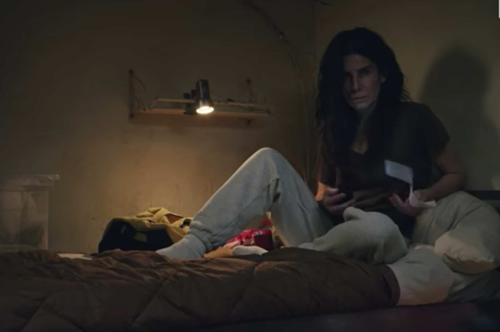 Film The Unforgivable - copertina - la protagonista Sandra Bullock uscita di prigione - in una scena del film 1 - magazine ilbiondino.org