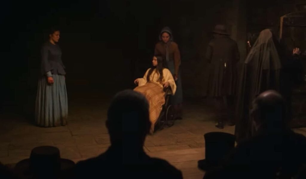 - film Il Prodigio Netflix 9- Anna in sedia a rotelle e l'infermiera Lib davanti al consiglio