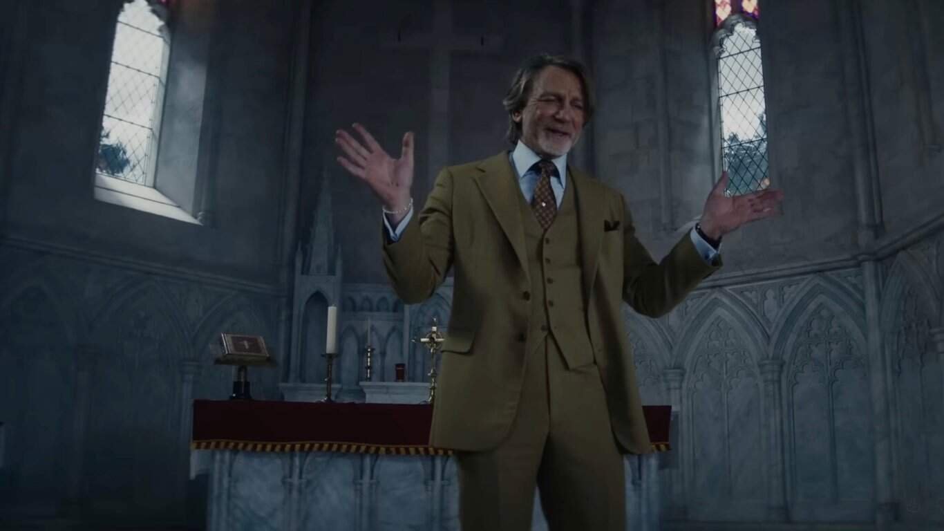 Confronto tra Benoit Blanc e Hercule Poirot nel film Wake Up Dead Man