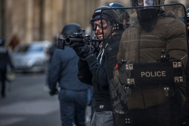 Crimine, Giustizia, Media, IA, Sicurezza, Conflitti - Photo Norbu-Gyachung-uzz7pD8xQo8-Unsplash