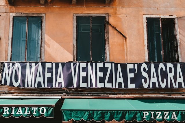Sorveglianza - Media - Democrazia - Liberta - Claudio-Schwarz-YaxtMbi6Gp4-Unsplash